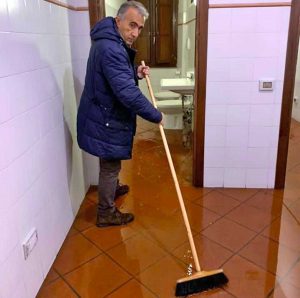 Civita Castellana - Comune allagato - Il sindaco Caprioli con la scopa