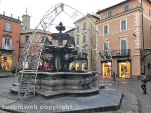 Viterbo - La fontana di piazza delle Erbe deturpata