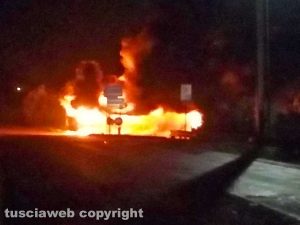 Autobus in fiamme sulla Verentana