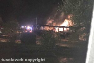 Autobus in fiamme sulla Verentana