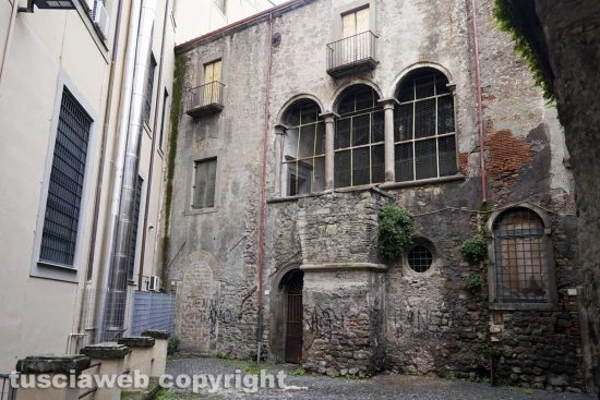 Viterbo - Il resto di palazzo Calabresi in via dei Magazzini