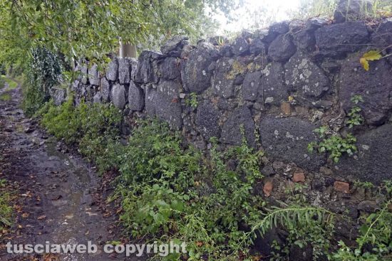 Vetralla - Un muro fatto con i lastroni della Cassia a Foro Cassio