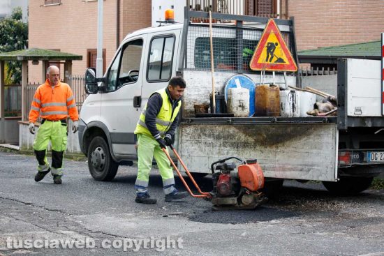 Operai impegnati a riparare le buche...
