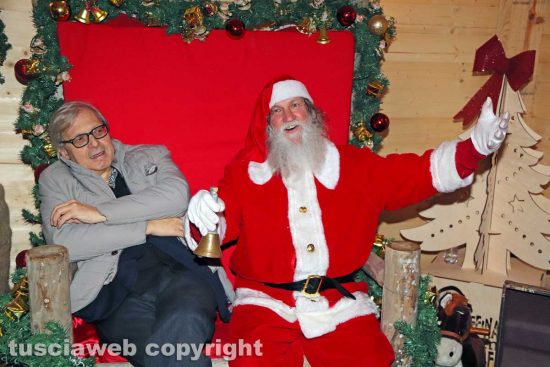 Sutri - Caffeina Christmas Village - Vittorio Sgarbi con Babbo Natale