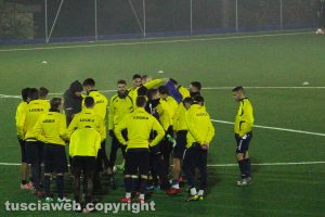 Sport - Calcio - Viterbese - L'allenamento in notturna a Ronciglione