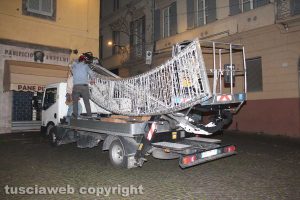 Viterbo - Smantellamento dell'addobbo natalizio sulla fontana di piazza delle Erbe