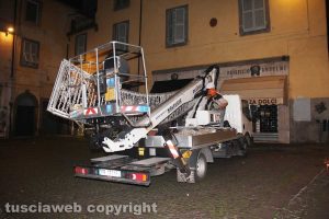 Viterbo - Smantellamento dell'addobbo natalizio sulla fontana di piazza delle Erbe