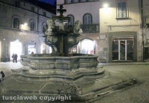 Viterbo - Smantellato l'addobbo natalizio sulla fontana di piazza delle Erbe