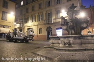 Viterbo - Smantellamento dell'addobbo natalizio sulla fontana di piazza delle Erbe