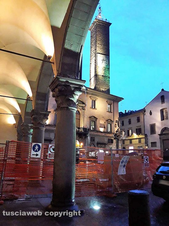 Viterbo - Lavori sotto la pioggia a piazza del Plebiscito - Foto di Assunta Ricci