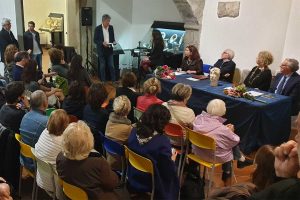 Viterbo - L'inaugurazione della mostra "Attraverso le mani"