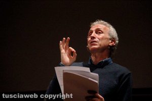 Viterbo - Marco Travaglio porta in scena "Ball fiction"