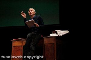 Viterbo - Marco Travaglio porta in scena "Ball fiction"