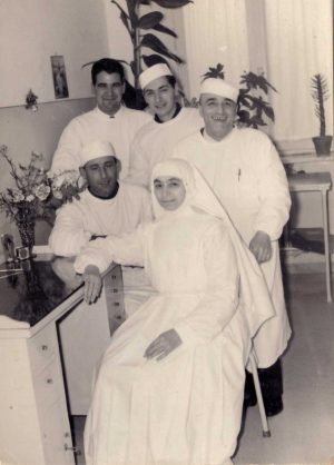 Viterbo - Suor Onorina con gli infermieri Giuseppe Achilli, Angelo Chiodo, Armando Bonucci e Passeri