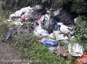 Viterbo - Rifiuti abbandonati in via Petroselli
