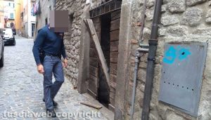 Viterbo - Via della Casaccia - Sfondano la porta e si introducono dentro una cantina - Interviene la polizia