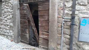 Viterbo - Via della Casaccia - Sfondano la porta e si introducono dentro una cantina