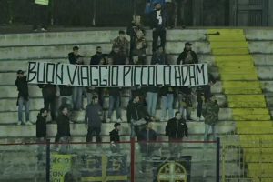 Sport - Calcio - Viterbese - Lo striscione dei tifosi gialloblù a Caserta