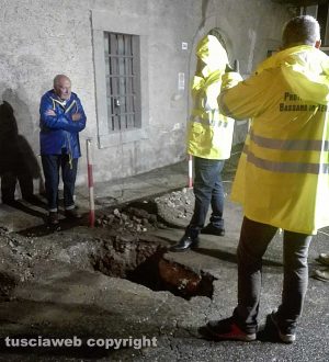 Bassano in Teverina - Il sindaco Romoli (con l'impermeabile giallo) al lavoro sulla tubatura ostruita