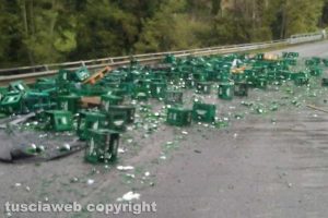 Civita Castellana - Camion perde carico di bottiglie d'acqua