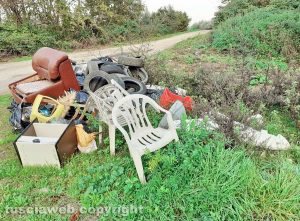 Soriano nel Cimino - Pneumatici e rifiuti in strada di Pian di Ciliano