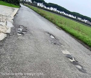 Nepi - Buche sulla strada Sutrina