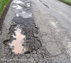 Nepi - Buche sulla strada Sutrina