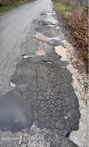 Nepi - Buche sulla strada Sutrina