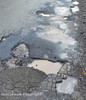Nepi - Buche sulla strada Sutrina