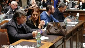 Paolo Muroni e Isabella Lotti sfogliano una rivista di vendita case