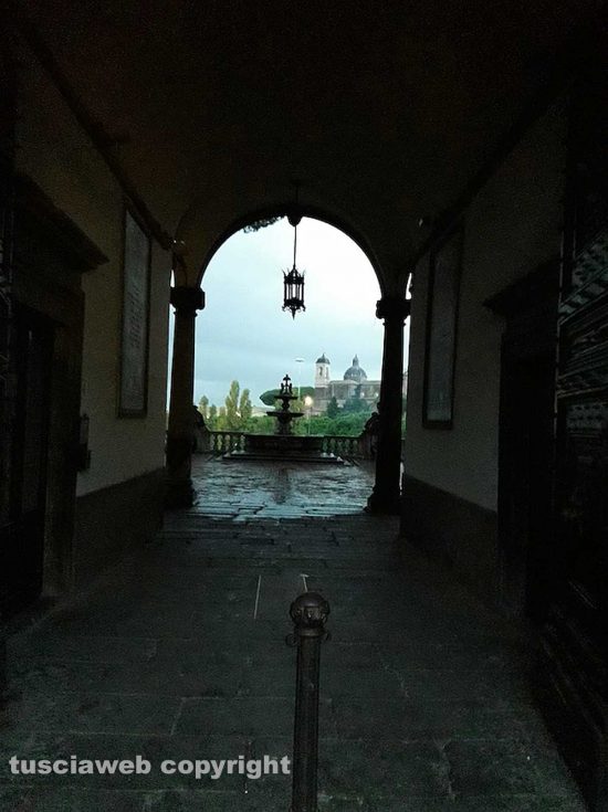 Viterbo - La pioggia al cortile di palazzo dei Priori - Foto di Assunta Ricci