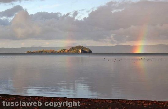 Arcobaleno sull'isola Bisentina e Capodimonte