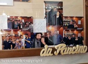Montefiascone - La bacheca delle foto ricordo autografate dai vip che hanno mangiato al ristorante "Da Pancino" 