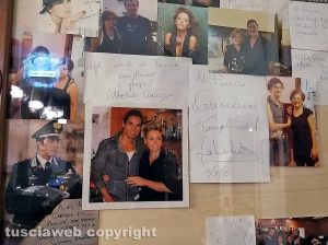 Montefiascone - La bacheca delle foto ricordo autografate dai vip che hanno mangiato al ristorante "Da Pancino" 
