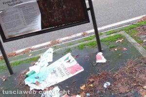 Viterbo - Manifesti pubblicitari abbandonati sotto gli stalli