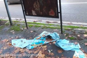 Viterbo - Manifesti pubblicitari abbandonati sotto gli stalli