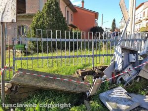 Montefiascone - Auto distrugge due colonnine dell'Enel