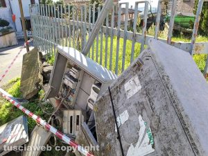 Montefiascone - Auto distrugge due colonnine dell'Enel