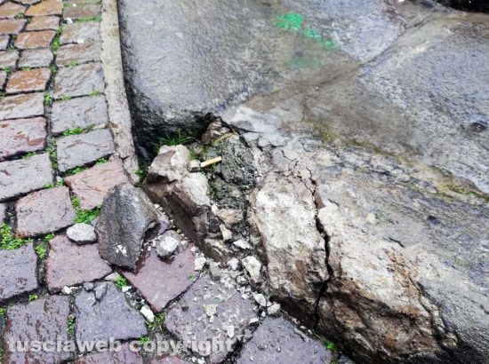 Viterbo - Danneggiata la fontana a piazza delle Erbe