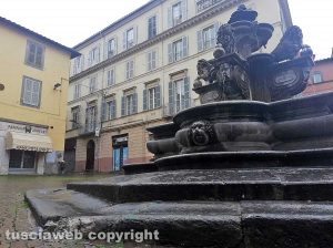 Viterbo - Danneggiata la fontana a piazza delle Erbe