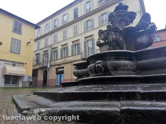 Viterbo - Danneggiata la fontana a piazza delle Erbe
