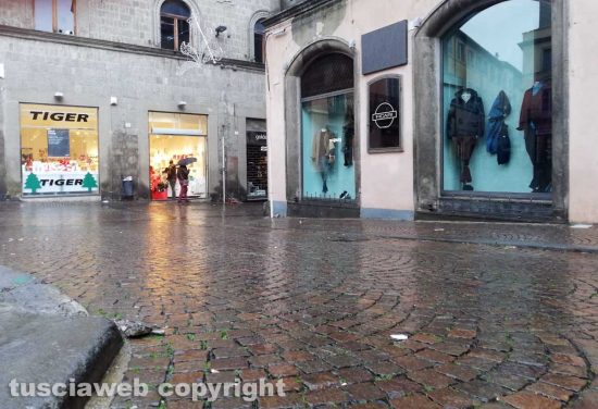 Viterbo - Danneggiata la fontana a piazza delle Erbe