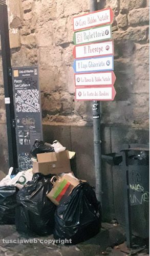 Viterbo - Sacchi d'immondizia sotto le insegne del Natale