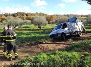 Montefiascone - Camion della nettezza urbana fuori strada