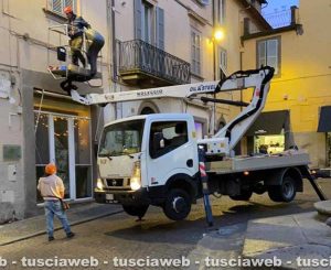 Viterbo - Piazza delle Erbe - I lavori di smontaggio della luminaria