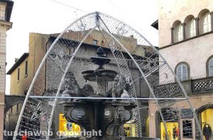 Viterbo - La fontana di piazza delle Erbe deturpataViterbo - La fontana di piazza delle Erbe deturpata