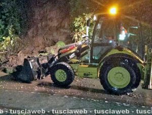Viterbo - Frana costone in strada Fagianello - Mezzi al lavoro
