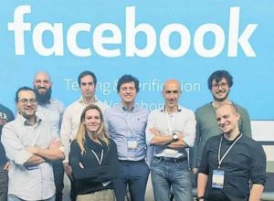 I dieci italiani che hanno vinto il concorso di Facebook - In alto a destra Emilio Cruciani
