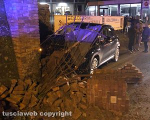 Acquapendente - Auto va sbattere contro un muro