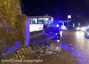Acquapendente - Auto va sbattere contro un muro